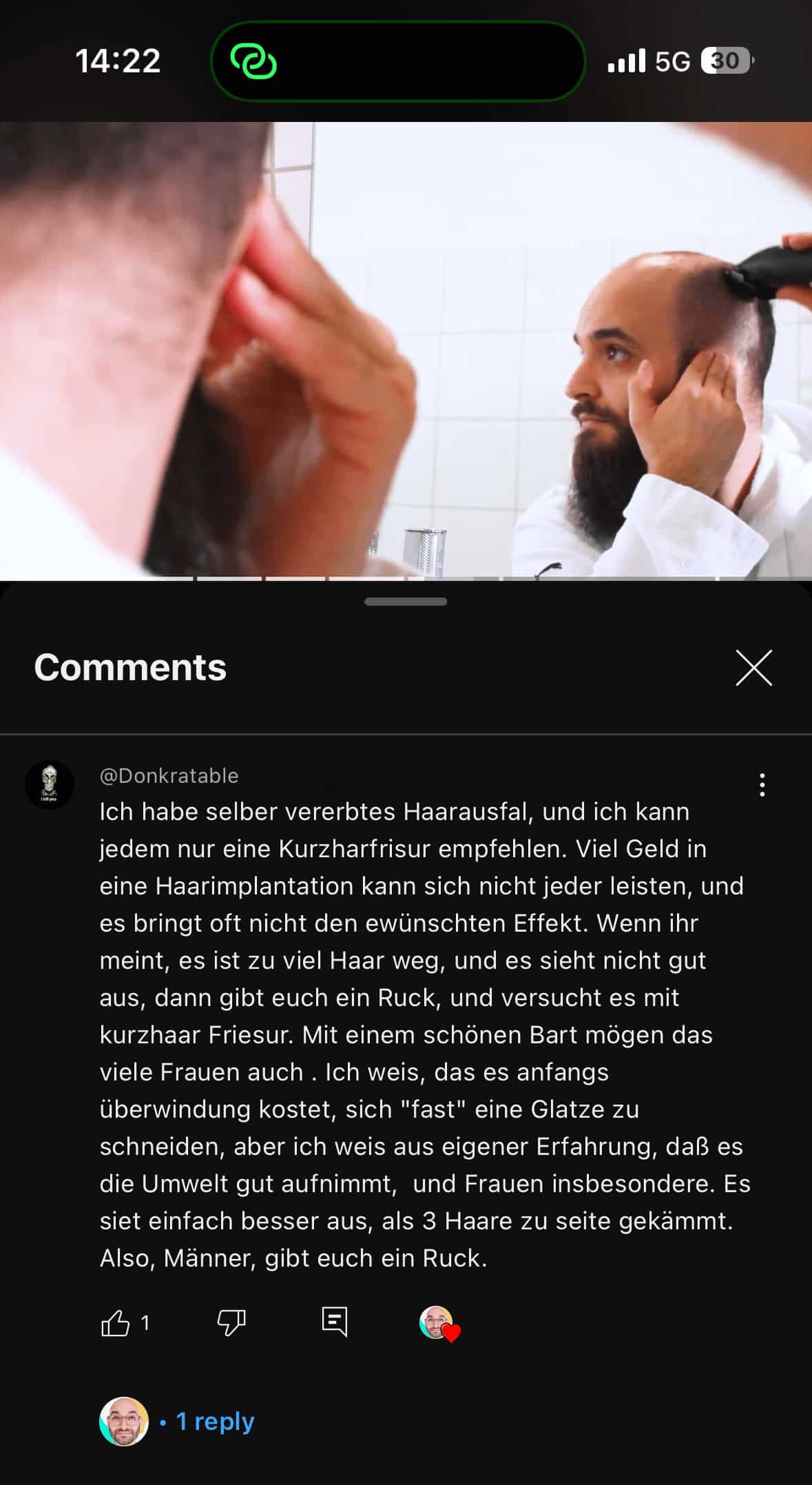 Screenshot eines YouTube-Kommentars, der eine Kurzhaarfrisur bei erblich bedingtem Haarausfall empfiehlt. Oben ein Mann, der sich den Kopf rasiert.