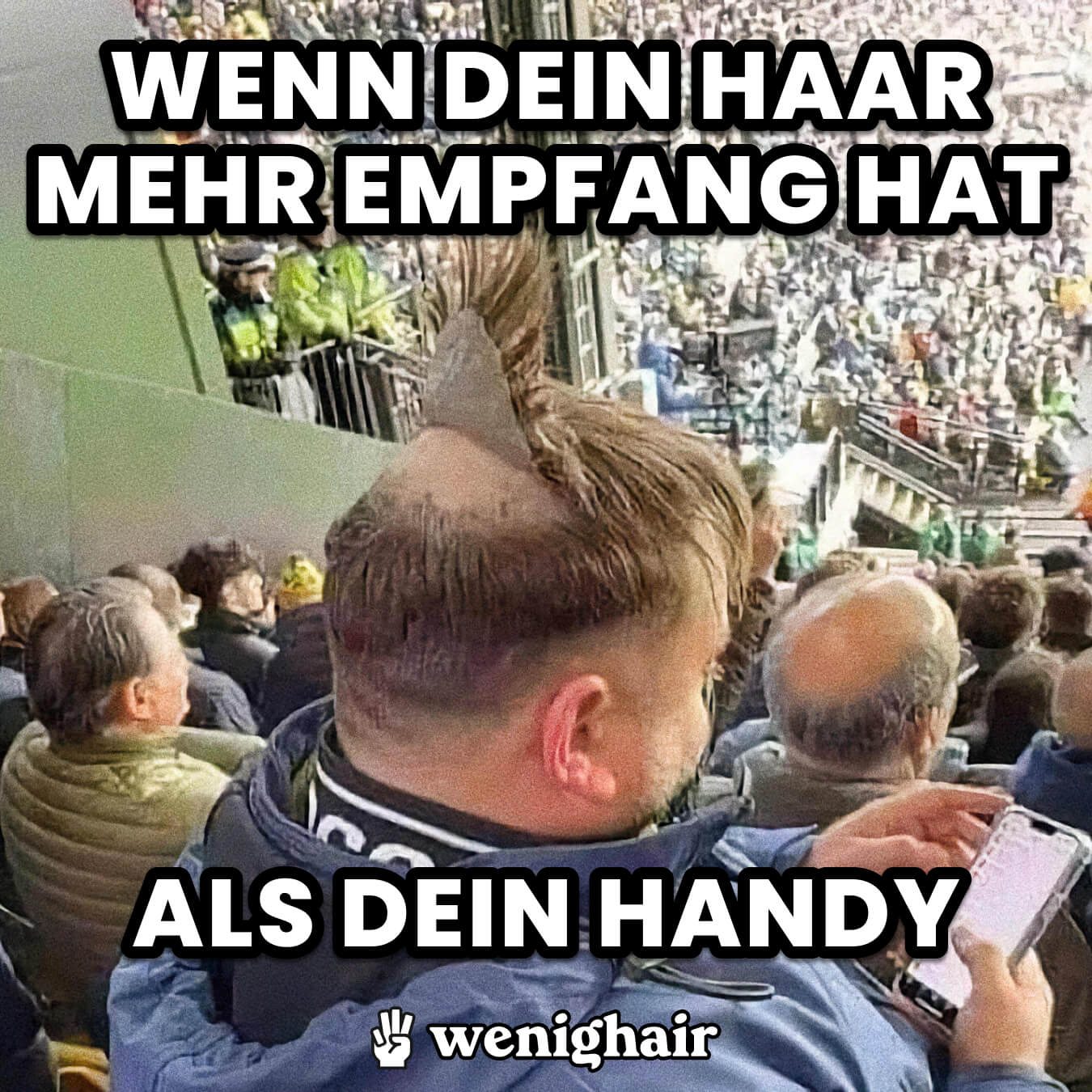 Ein humorvolles Meme zeigt einen Mann mit Glatze, der in einem Stadion sitzt. Er hat ein paar Haare zu einem kleinen Irokesenschnitt geformt. Der Text auf dem Bild lautet: "WENN DEIN HAAR MEHR EMPFANG HAT ALS DEIN HANDY." Unten im Bild ist das Logo von "wenighair" zu sehen.