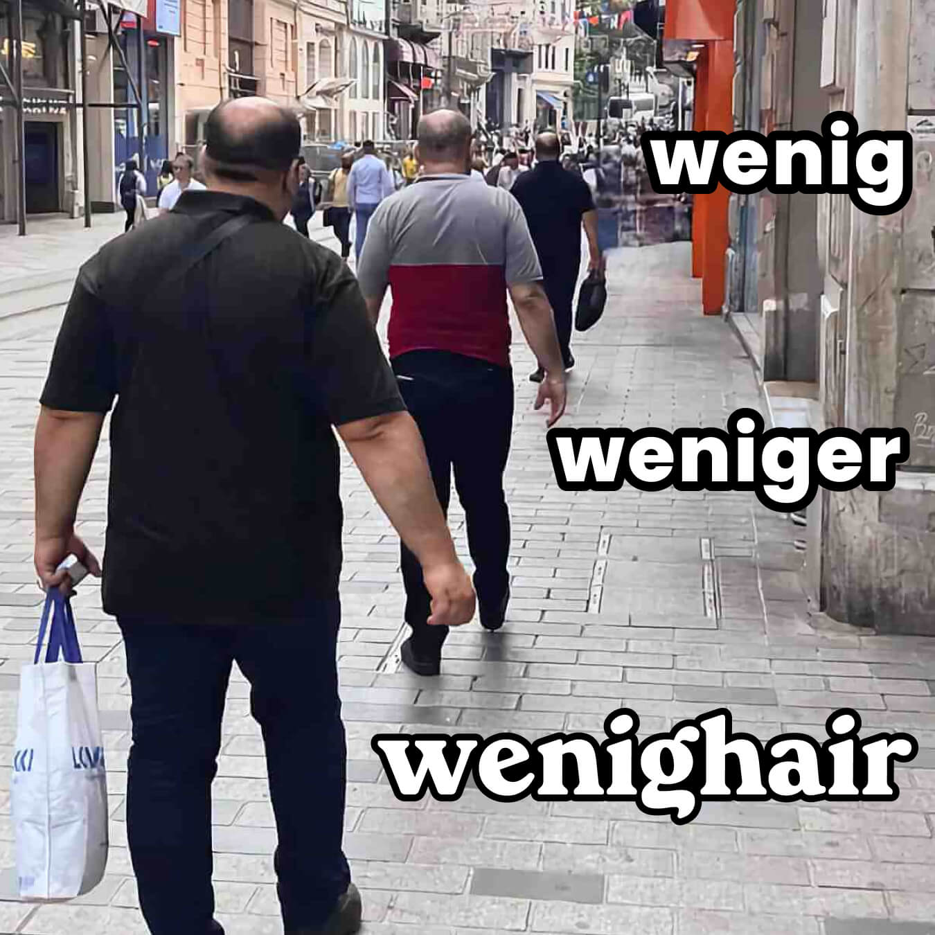 Drei Männer, die auf einer Straße gehen, mit unterschiedlichem Grad an Haarausfall, beschriftet mit "wenig", "weniger" und "wenighair"