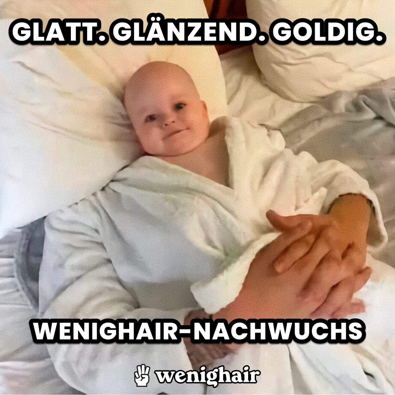 Lächelndes Baby mit Glatze liegt im Bett. Text: "Wenighair-Nachwuchs: Glatt. Glänzend. Goldig." Humorvolle Anspielung auf Glatzen und die wenighair-Marke.