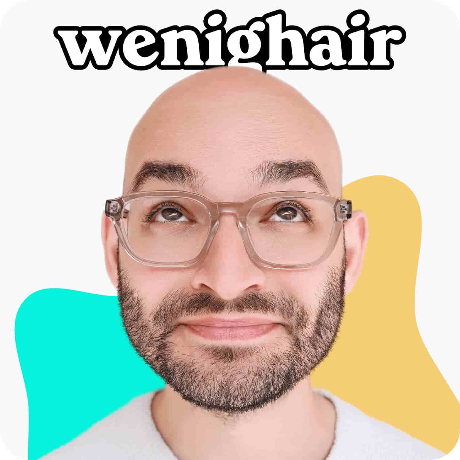 ächelnder glatzköpfiger Mann mit Bart und Brille, Gesicht im Vordergrund, Logo "wenighair" oben, türkise und gelbe geometrische Formen im Hintergrund.