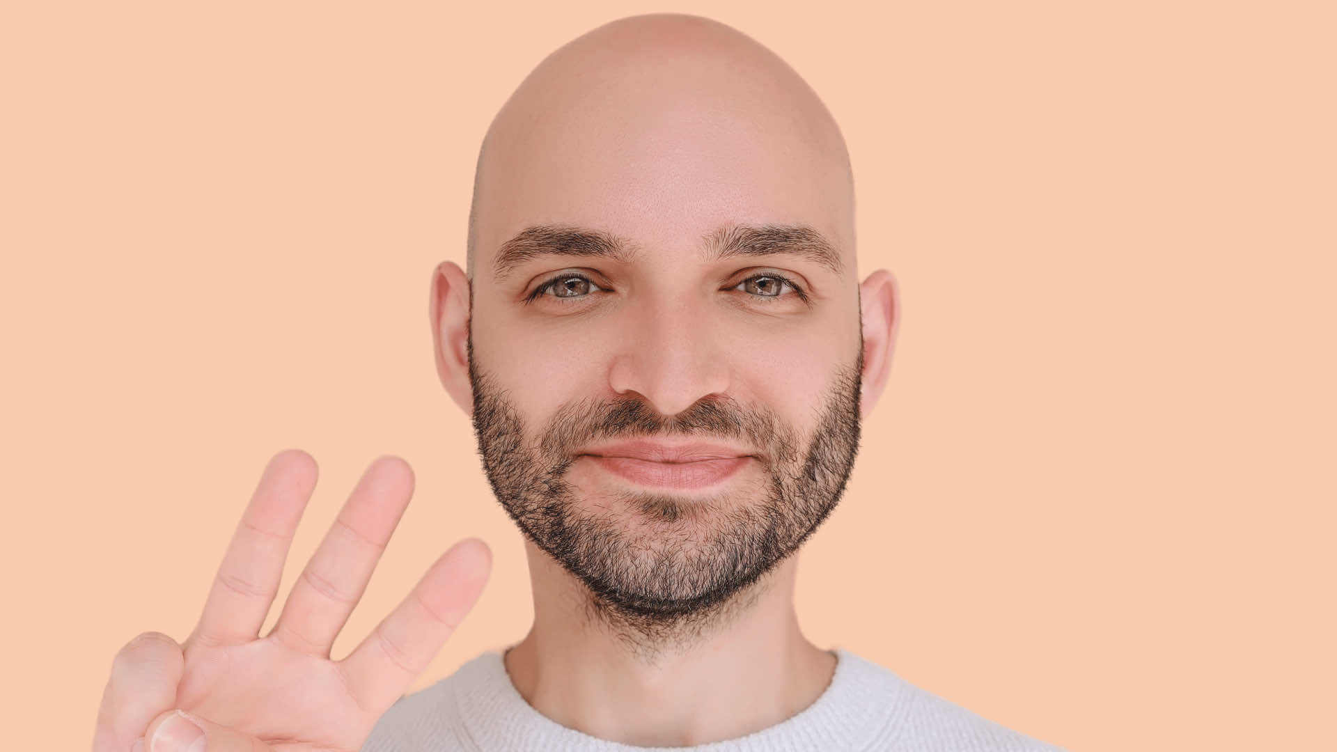 Christos mit glänzender Glatze und gepflegtem Dreitagebart demonstriert den "interessanten" Look für Männer mit wenighair-Style