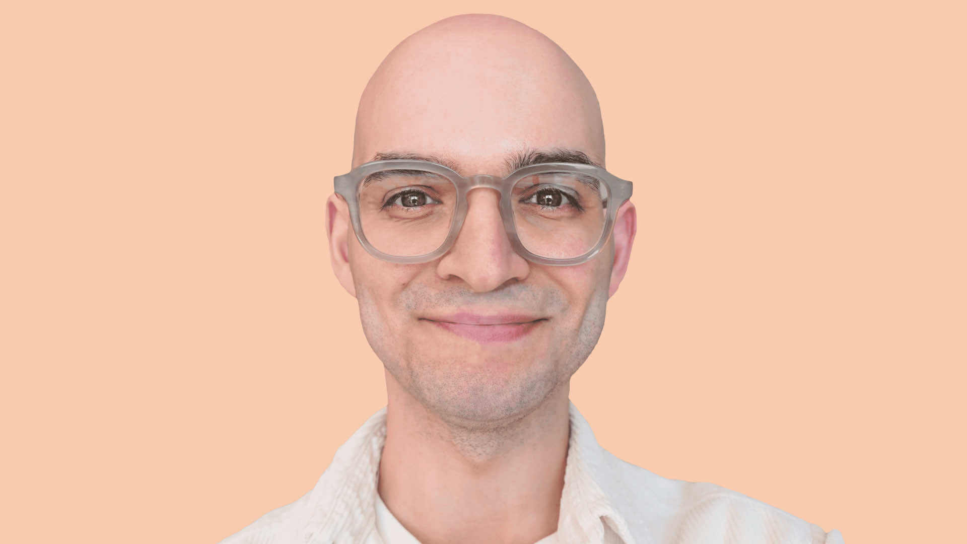Christos von wenighair zeigt den "jugendlichen" Clean-Look mit Glatze ohne Bart, der ein offenes und zugängliches Erscheinungsbild vermittelt