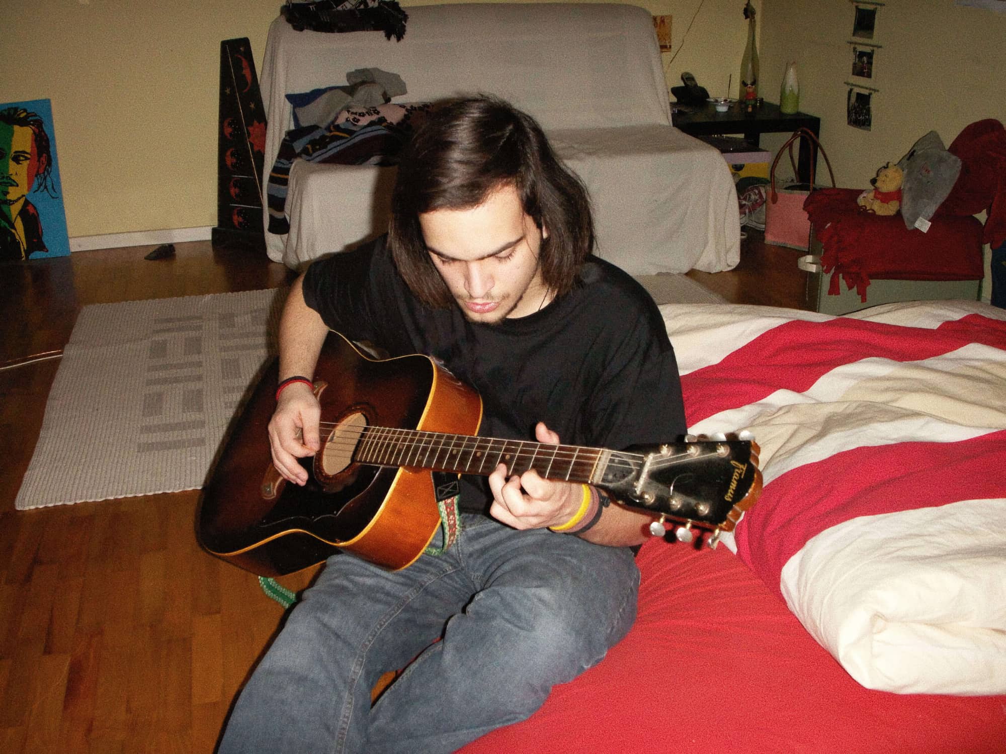 Jugendlicher Mann spielt Gitarre mit langen Haaren, Rückblick auf die Zeit vor dem Haarausfall in meiner Glatze vorher nachher Geschichte