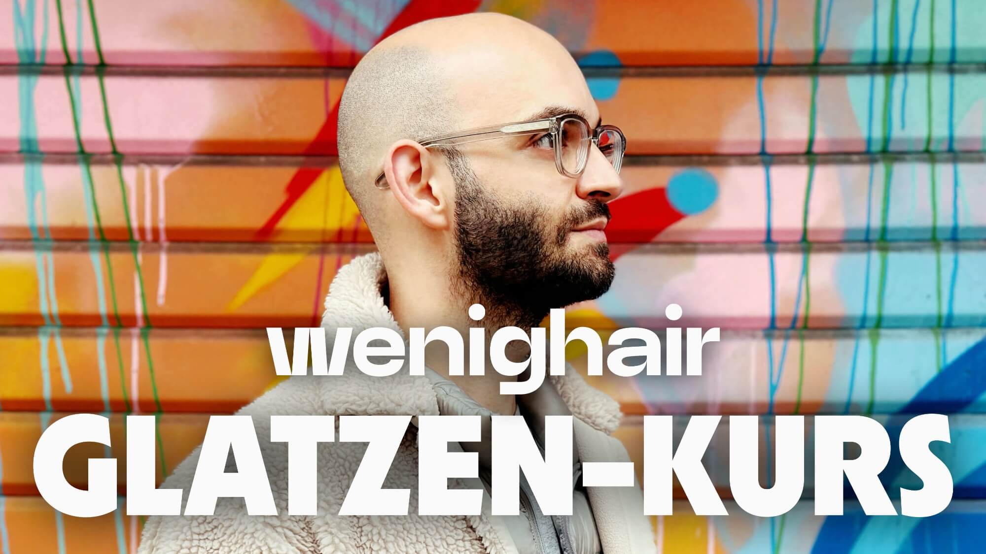 Christos mit Glatze und Brille vor buntem Hintergrund – Werbebild für den wenighair Glatzen-Kurs zur Begleitung auf dem Weg zur Glatze