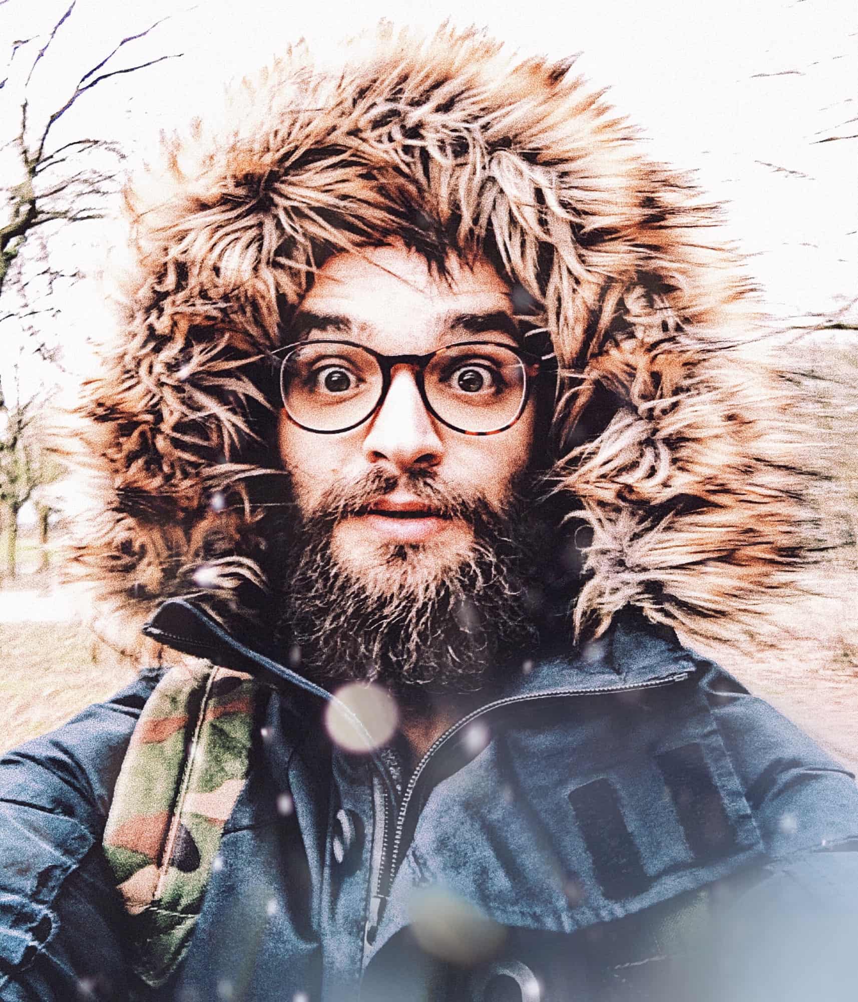 Christos von wenighair als authentischer Mann mit Bart und Brille im Winter, der seine neu gewonnene Lebensfreude zeigt.