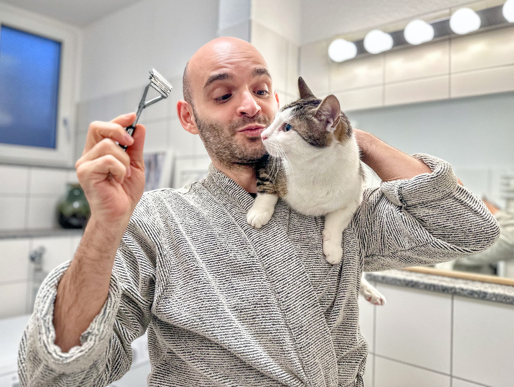 Christos von wenighair mit Rasierhobel und Katze – authentischer Einblick in den Alltag mit Glatze und richtiger Rasiertechnik