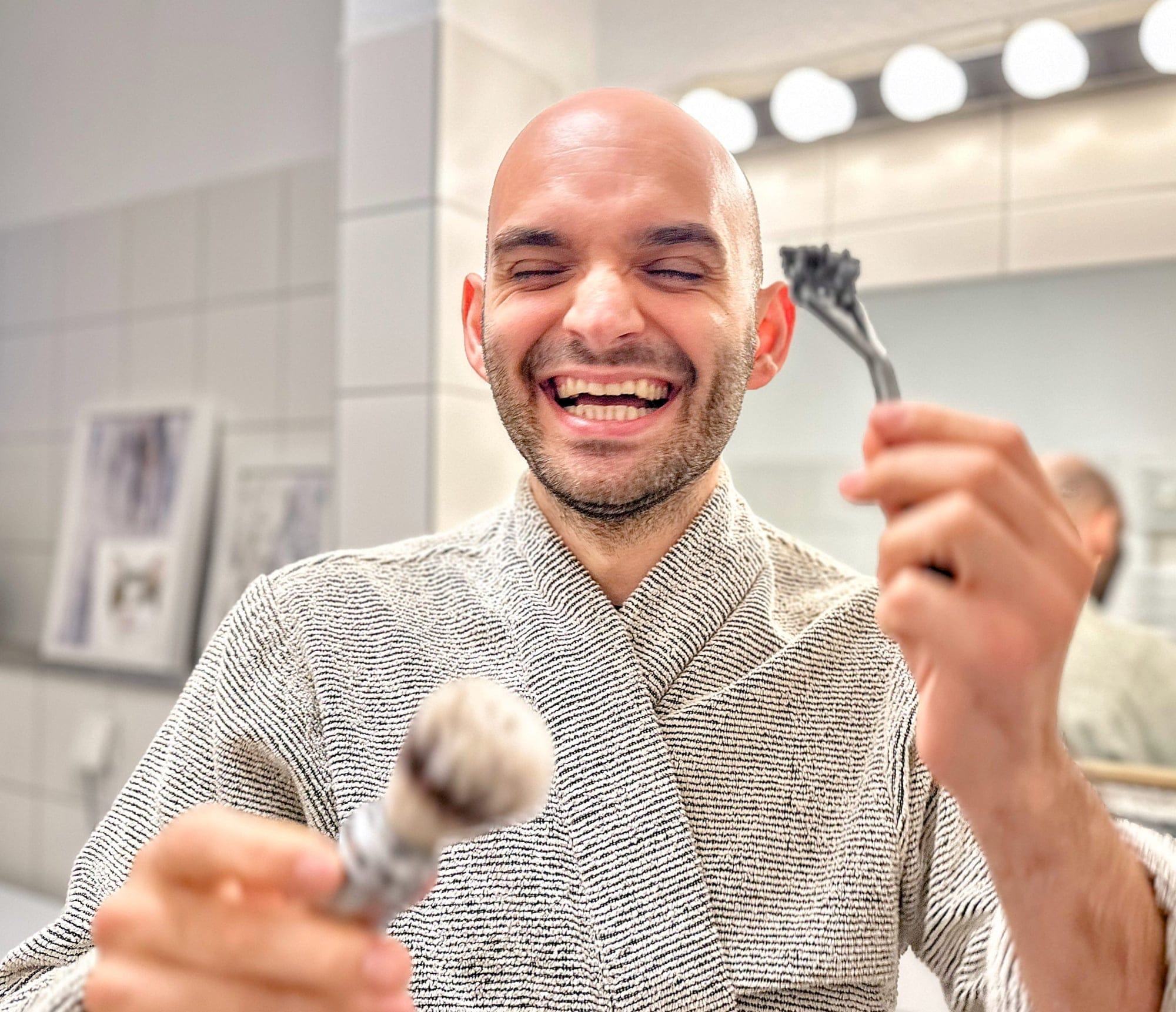 Glatzenpflege in 5 Minuten – Mann zeigt richtige Rasiertechnik mit Rasierhobel ohne Schnitte oder Rasurbrand