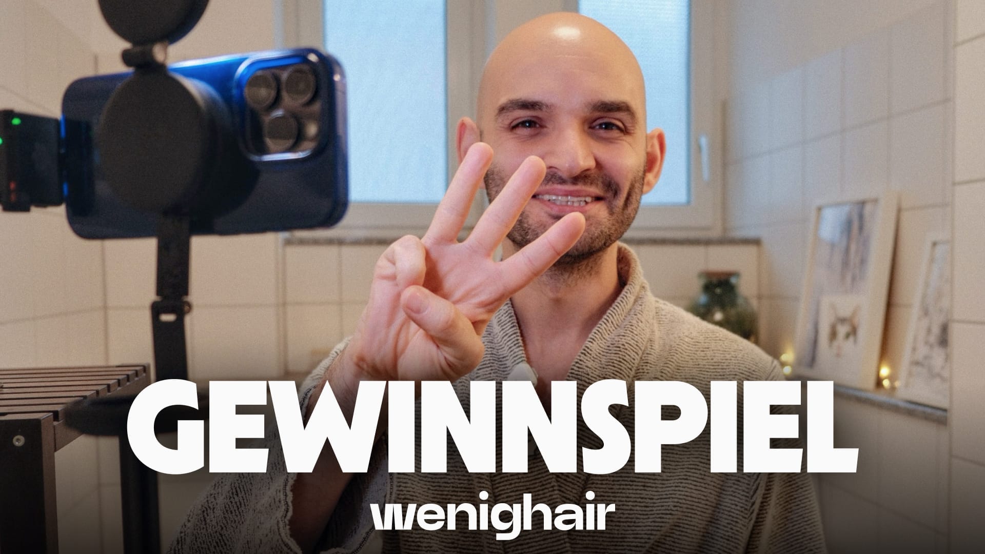 Christos Stavrou von wenighair mit Gewinnspiel für Glatzen-Rasier-Kurs. Im Badezimmer als Making-Of.