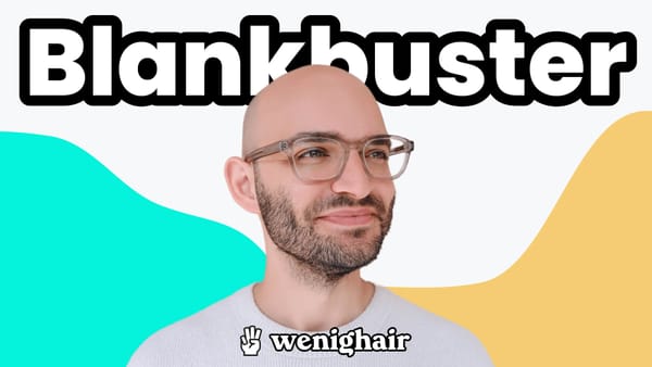 Ein lächelnder Glatzenträger mit Brille vor einem "Blankbuster" Schriftzug und dem wenighair-Logo.