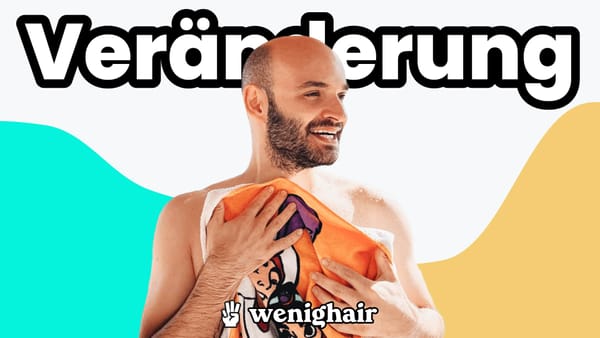 Glatzköpfiger Mann mit orangenem Handtuch, "Veränderung" Überschrift, wenighair Logo, farbenfroher Hintergrund.