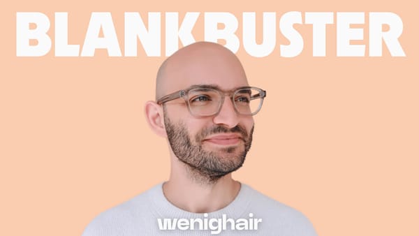 Ein lächelnder Glatzenträger mit Brille vor einem "Blankbuster" Schriftzug und dem wenighair-Logo.