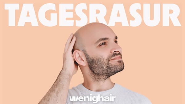 Ein Mann mit Glatze streicht sich über den Kopf und thematisiert die tägliche Rasur