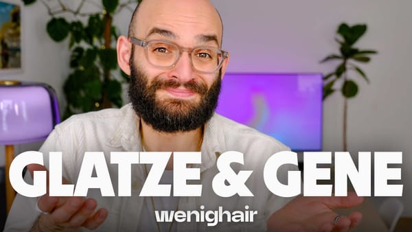 Mann mit Bart gestikuliert vor Kamera, Text „GLATZE & GENE“ und „wenighair“ im Bild, Thema genetischer Haarausfall