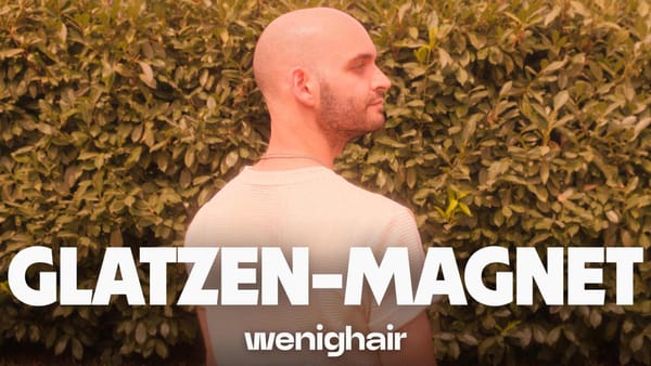 Mann mit Glatze und weißem Shirt vor Hecke, Text „GLATZEN-MAGNET“ Symbol für selbstbewusstes Auftreten mit Glatze