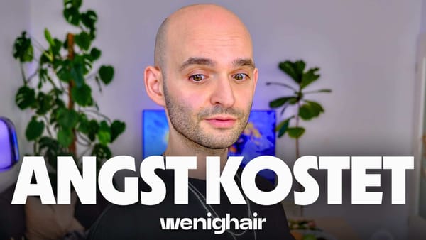 Mann mit starkem Haarausfall beim Friseur vor der Entscheidung zur Glatze - Befreiung von Social Media Ängsten