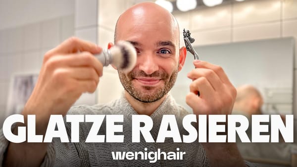 Mann demonstriert Glatzenrasur mit Elektrorasierer und Rasierhobel – Vergleich verschiedener Rasiermethoden für Männer